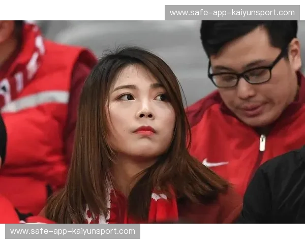 巅峰对垒，红色风暴：上海上港与广州恒大的荣耀史诗